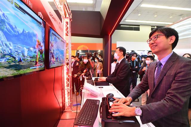 DoIT Director-General Mr. Chiou Chyou-Hui plays 5G Street Fighter gaming, experiencing 5G low latency feature via 5G Stand-alone network.