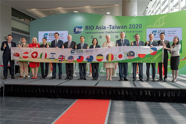 President Tsai, Ing-wen (6th from right) attended the opening ceremony of the 2020 Asian Biotechnology Conference at Taipei Nangang Exhibition Hall 2 