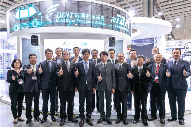 Dignitaries thumb-up in front of the mTARC Pavilion: representatives of DoIT, mTARC and 8 local technology-transferred private companies.