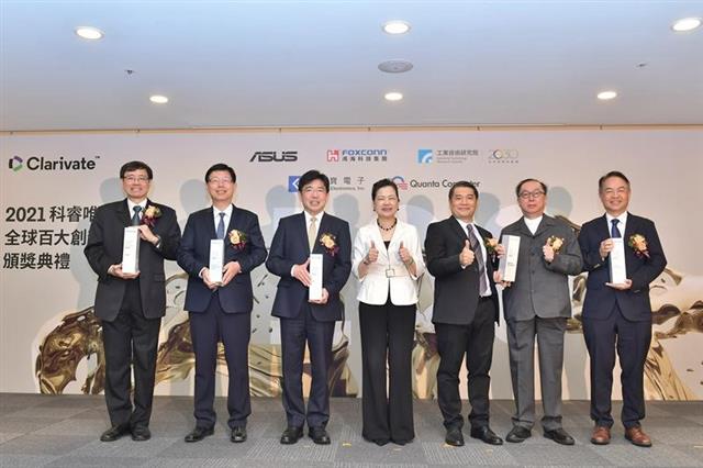 MOEA Minister Mei-Hua Wang (center) attended the award ceremony to congratulate the five Top 100 Global Innovators from Taiwan.