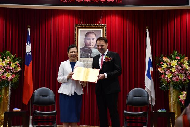 Minister Wang conferred Medal Awarded to the Head of Trade Section of the EETO