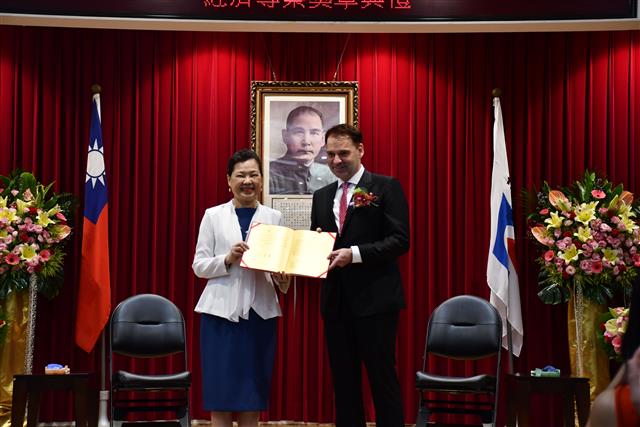 Minister Wang conferred Medal Awarded to the Head of Trade Section of the EETO