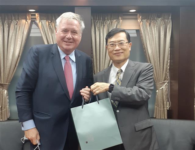 MOEA Deputy Minister Mr. Chern-Chyi  Chen met with Mr. Philippe De Baere, Managing Partner VBB