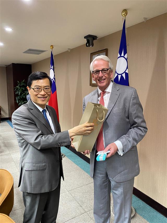 Deputy Minister Chen meets with Ambassador Ivo Daalder, President of the Chicago Council on Global Affairs