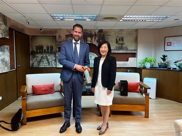 TITA Director General Ms. Cynthia Kiang meets with the Netherlands Office Taipei Deputy Representative Mr. Matthijs Simon van der Hoorn