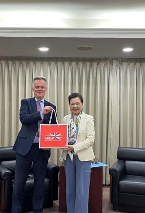 MOEA Minister Meets with the representative of the British Office in Taipei