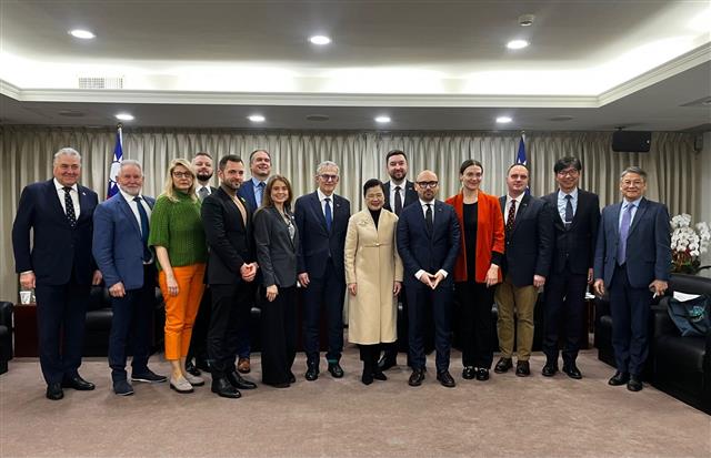 Minister Wang meets with Lithuanian parliamentary delegation