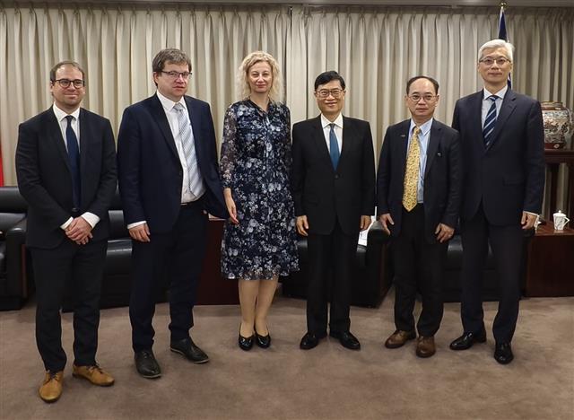 Czech Deputy Science Minister visits MOEA