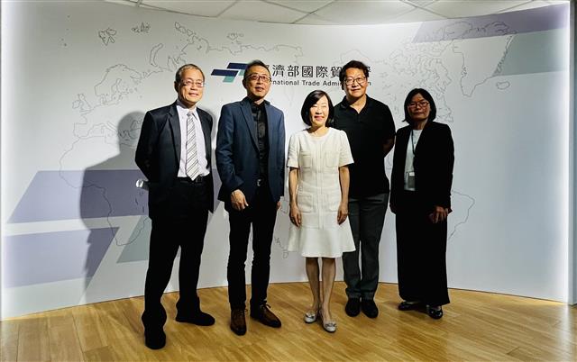 TITA Director General Ms. Cynthia Kiang meets with the Chairman of the Taiwanese Chambers of Commerce in Lithuania
