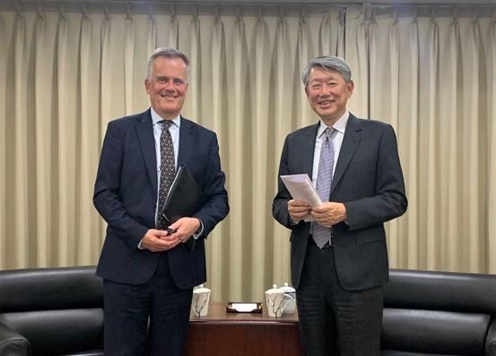 Representative John Dennis of the British Office called on Minister Kuo