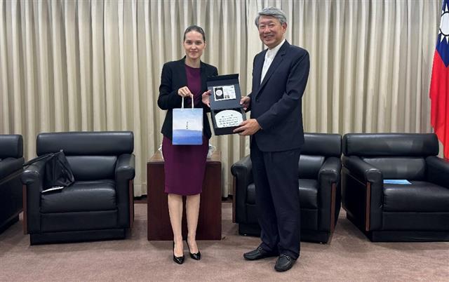 Executive Director Eva Langerbeck of the German Trade Office Taipei called on Minister Kuo