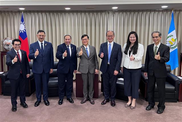 MOEA Deputy Minister meets with Guatemala&#39;s Vice Minister of Foreign Affairs