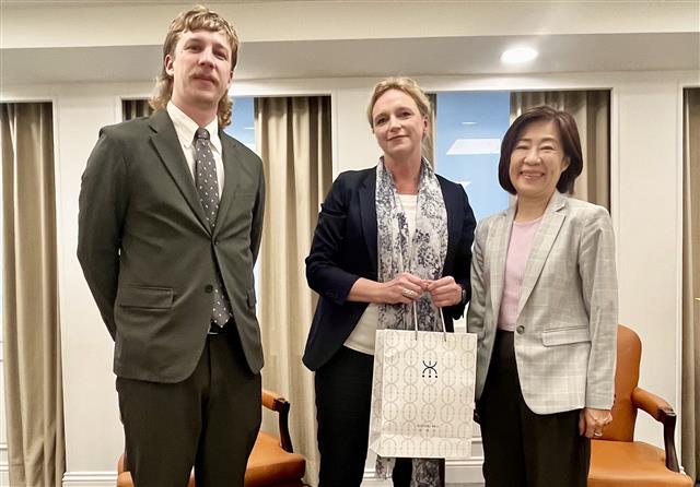 MOEA Deputy Minister Cynthia Kiang meets with Swedish Representative Helena Reitberger