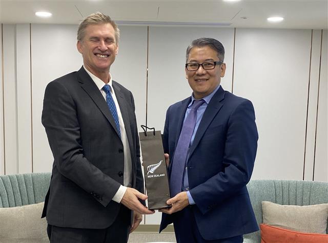 Director General Meets with New Zealand Office Director