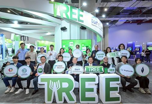 Zhou Chong-bin, Deputy Director General of DoIT/MOEA, presented the TREE Award 2025