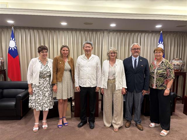 MOEA Minister Jyh-Huei Kuo meets with members of the French National Assembly delegation