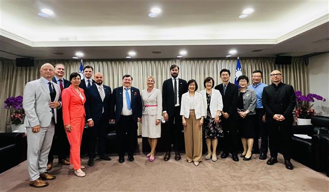 MOEA Deputy Minister Cynthia Kiang receives Lithuanian parliamentary Taiwan Friendship Group
