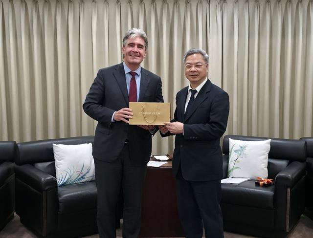 MOEA Minister Receives Netherlands Office Taipei Representative