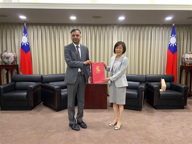 Ms. Cynthia Kiang, Deputy Minister, Ministry of Economic Affair received Mr. Manharsinh Laxmanbhai Yadav, Director General of India Taipei Association