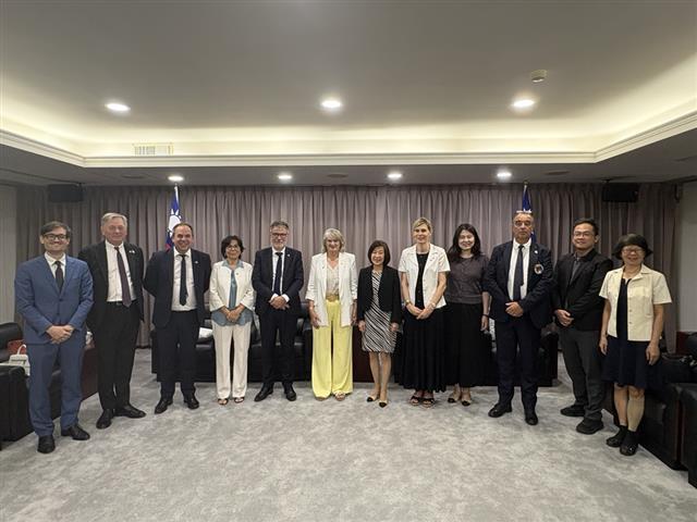 MOEA Deputy Minister Receives French National Assembly Delegation