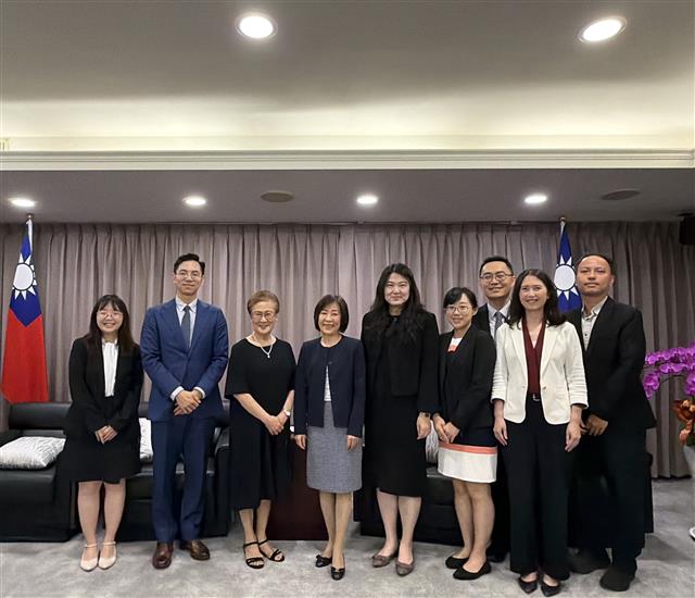 MOEA Deputy Minister Cynthia Kiang (forth left) and APFC vice president Christine Nakamura (third left) pose for a group photo