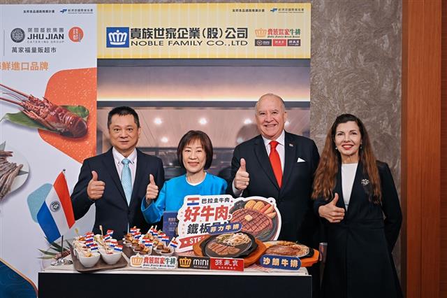 Deputy Minister Kiang poses with Paraguayan Ambassador and his spouse and a representative from the Noble Family Steak House.