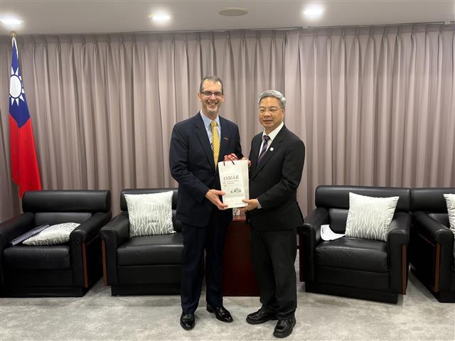 Minister Kung receives ATBC chairman John Toigo