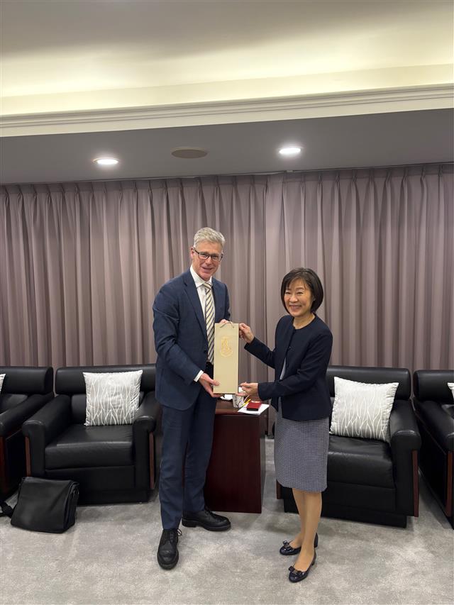 Deputy Minister Kiang receives Australian Office representative Robert Fergusson