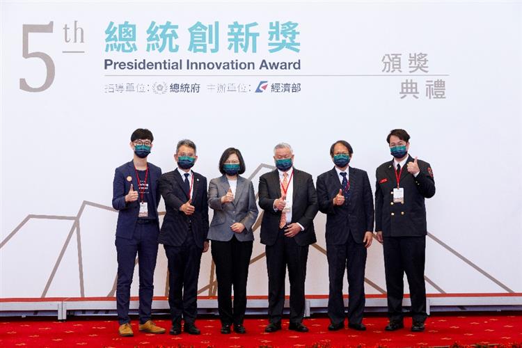 Open new window for President Tsai Ing-wen and the five winners of the 5th Presidential Innovation Award.(jpg)