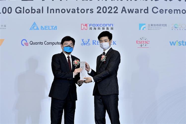 Open new window for ITRI President Edwin Liu received the award from Clarivate Taiwan at the award ceremony in Taipei.(jpg)