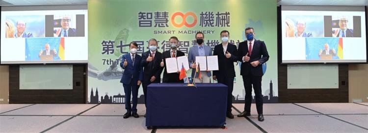 Director Lu witnessed the MOU signing ceremony of the 7th Taiwan-Germany Smart Machinery Forum