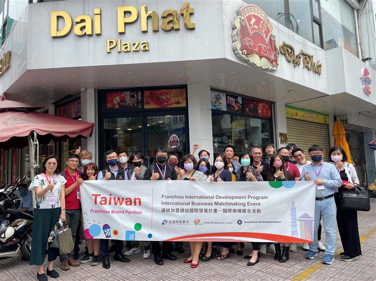 The Department of Commerce, MOEA leads Taiwanese franchise brands to visit Vietnam.