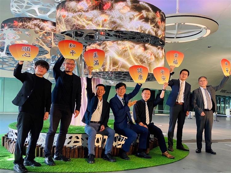 Open new window for MOEA builds a wishing tree featuring the largest curved displays in Taiwan.(jpg)