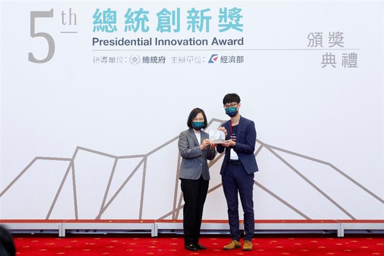 Open new window for President Tsai Ing-wen presents the award to CEO Ray Kuanwei Lu who accepts it on behalf of Junyi Academy Foundation (jpg)
