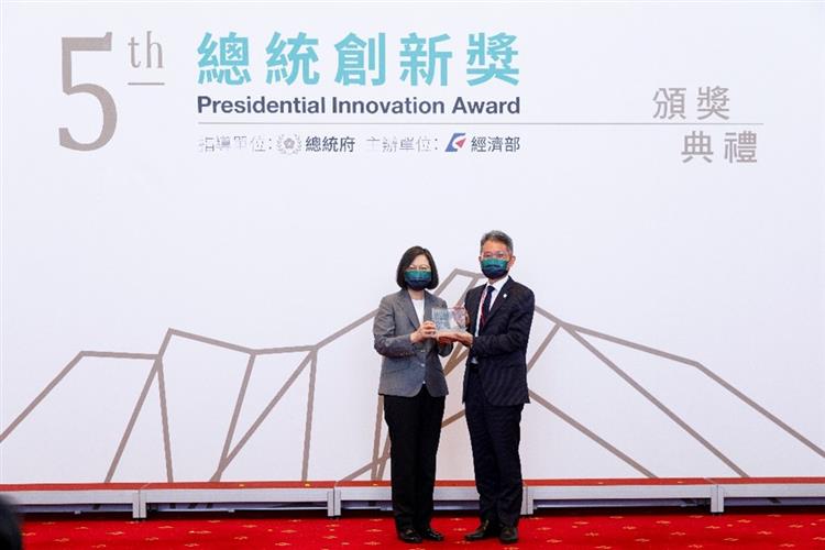 Open new window for President Tsai presents the award to Director-General Lai Chien-hsin who accepts it on behalf of Water Resources Agency (MOEA)(jpg)