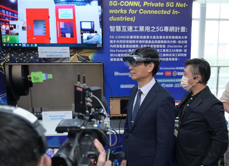 Dr. Chyou-Huey Chiou, wore Compal 5G MR glasses, experienced EU-Taiwan 5G CONNI project, and collaborated with remote experts in smart factories.