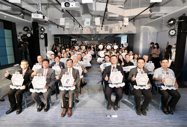 Group photo of attendees to the Startup Terrace Kaohsiung anniversary celebration and 2022 Greentech Startup Challenge awards ceremony