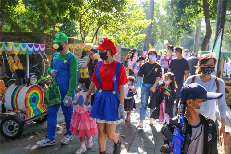 Celebrating 56th anniversary! The Technology Industrial Park held the parent-child costume theme hiking first time. 