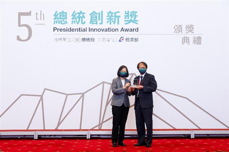President Tsai presents the award to Chair Professor Mi-Ching Tsai, a winner of the 5th Presidential Innovation Award.