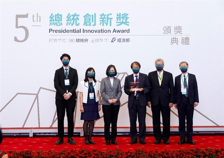 President Tsai with Professor Mi-Ching Tsai and his guests.