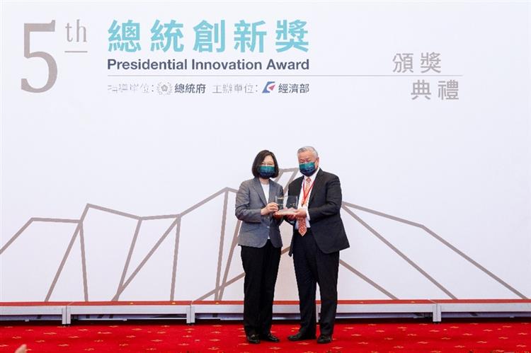 President Tsai presents the award to Chairman Wu, a winner of the 5th Presidential Innovation Award.