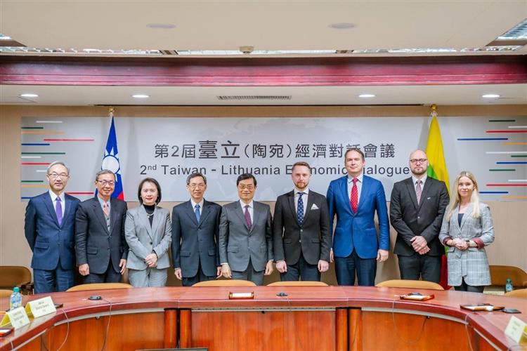 Group photo of 2nd Taiwan-Lithuania Economic Dialogue 
