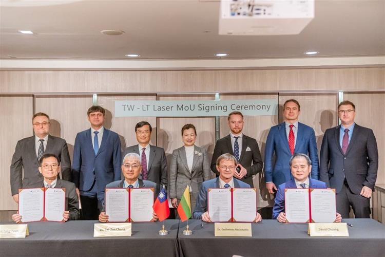 Group photo of laser MOU signing ceremony
