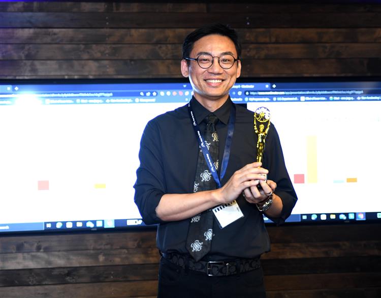 Open new window for In the short 1 minute roadshow, the Taiwan startups showed their strong innovative energy and spirit. GolfHow won the best popularity award.(jpg)
