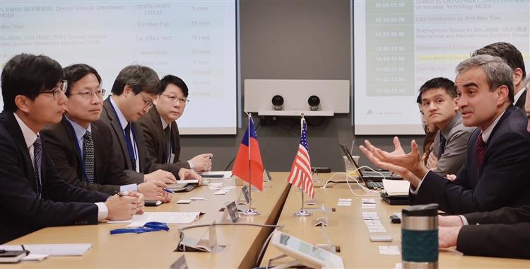 Open new window for DOIT led a delegation to the U.S. to visit Lam Research, the largest etching equipment supplier of global semiconductor manufacturing.(jpg)