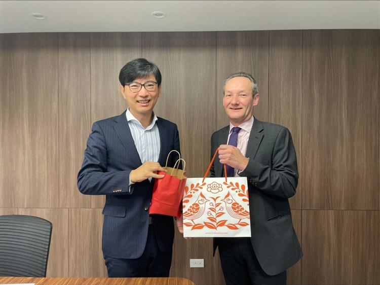 Open new window for Director General of DoIT, Dr. Chyou-Huey Chiou and Innovate UK, Deputy Director - Global David Golding(jpg)