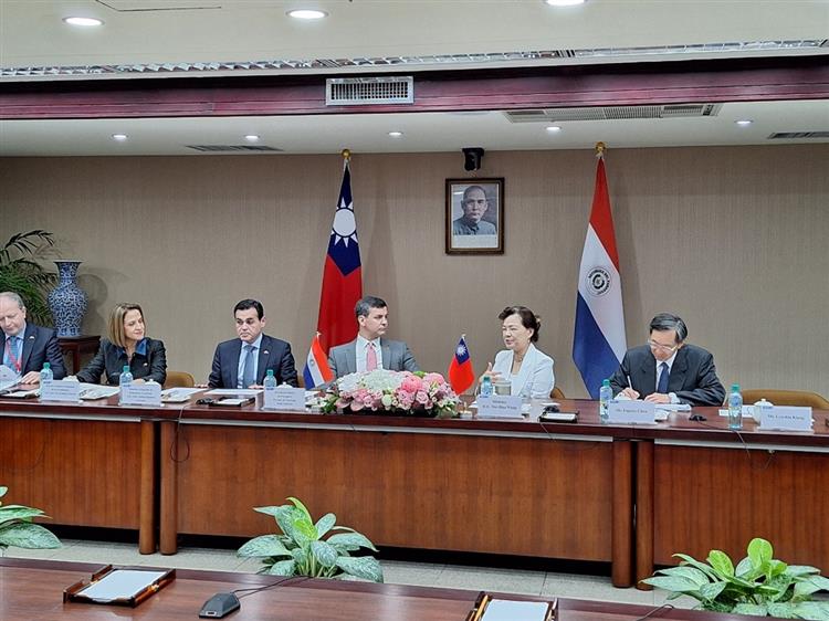 Minister Wang and President-elect Pena discuss the ECA between Taiwan and Paraguay
