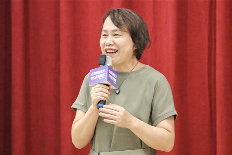 The Southern Taiwan Science Park Bureau of NSTC deputy Director Cheng Hsiu-jung gives a speech.