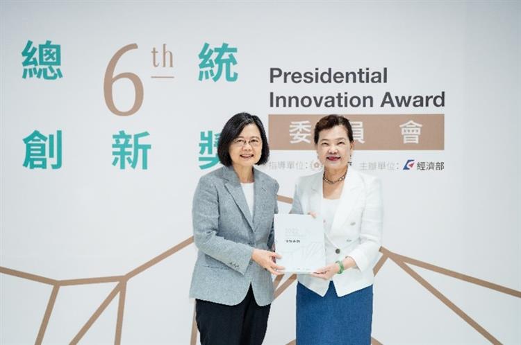 Minister of the Ministry of Economic Affairs Wang Mei-hua, presents President Tsai with the 5th Presidential Innovation Award Report.