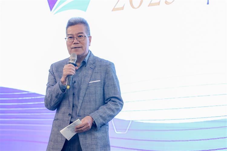 KC Chou, President of Electronics Manufacturers Association (EESMA), gives speech. 
